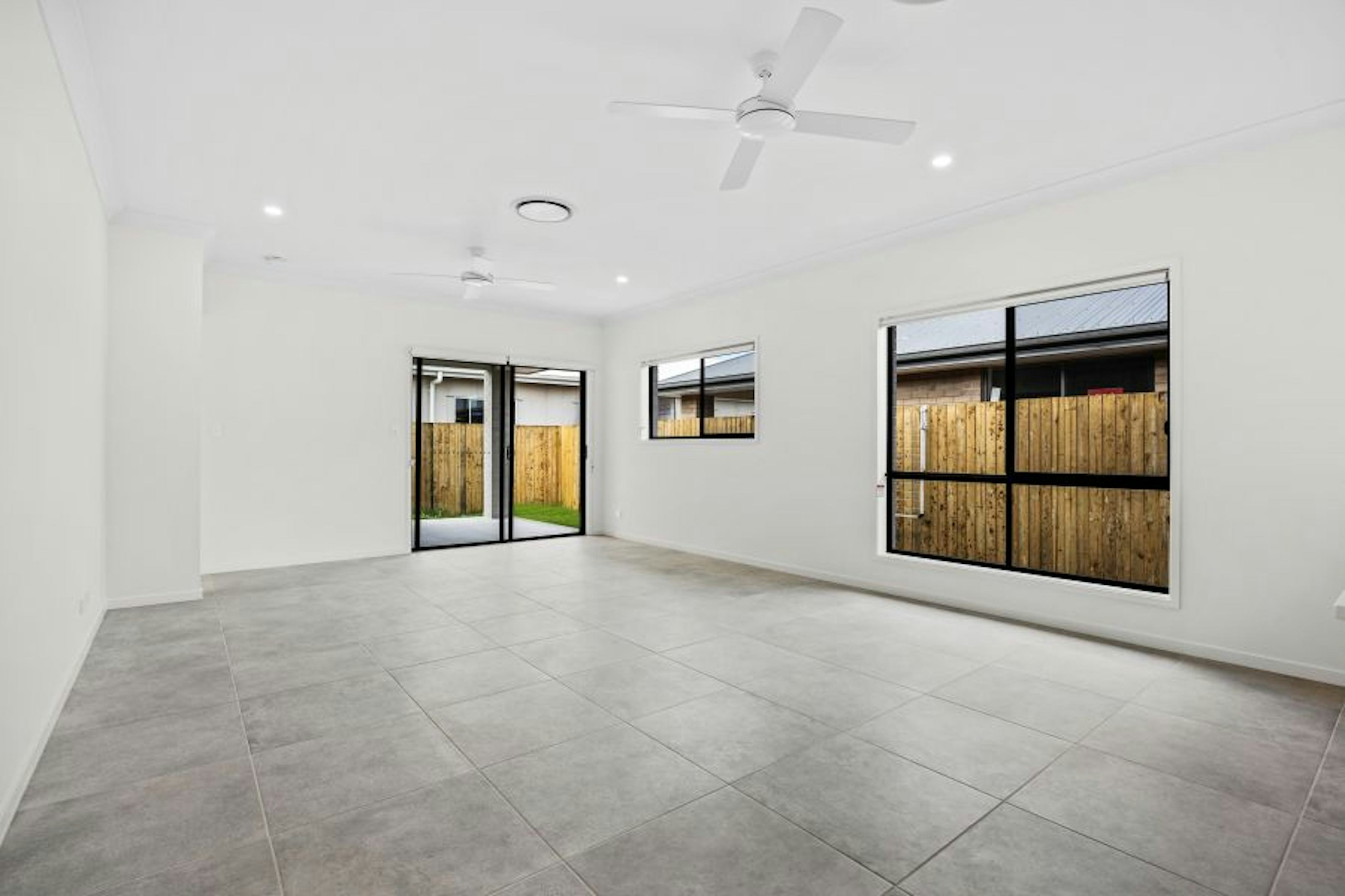 2,13-15 Rose St. YAMANTO, QLD 4305-4